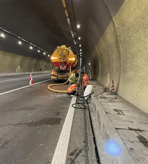 维西隧道排水渠清淤